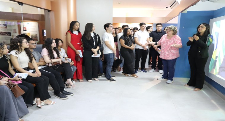 Foto referente a visita dos alunos e alunas do curso de Direito da UESPI